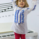 Ie pentru fete cu broderie albastră Dora