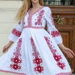 Rochia Emilia cu broderie roșie