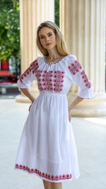 Rochie tradițională motiv creastă roșie