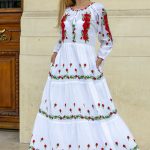 Rochie cu motive tradiționale trandafirul pasiunii