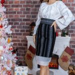 Catrință pentru fete cu broderie albă