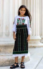 Catrință pentru fete cu broderie verde