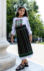 Catrință pentru fete cu broderie verde - imagine 2