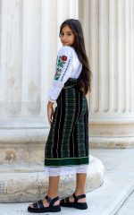 Catrință pentru fete cu broderie verde - imagine 3