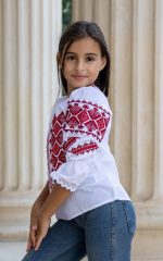 Detaliu broderie roșie în formă de romb pe ie tradițională Adela