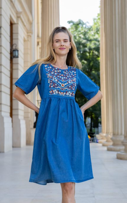 Rochie brodată din denim cu motive tradiționale florale