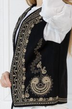 Vestă in culoarea neagra cu motive traditionale brodate aurii