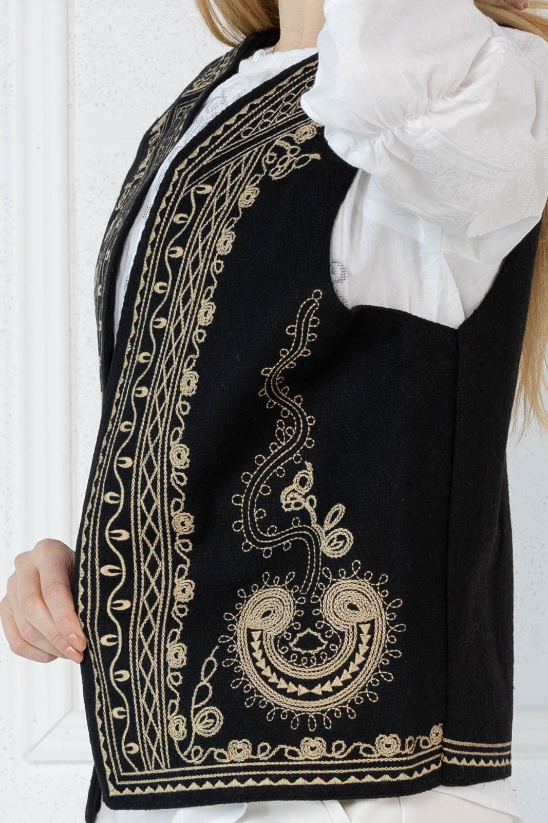 vesta Codrina 1 Vestă in culoarea neagra cu motive traditionale brodate aurii