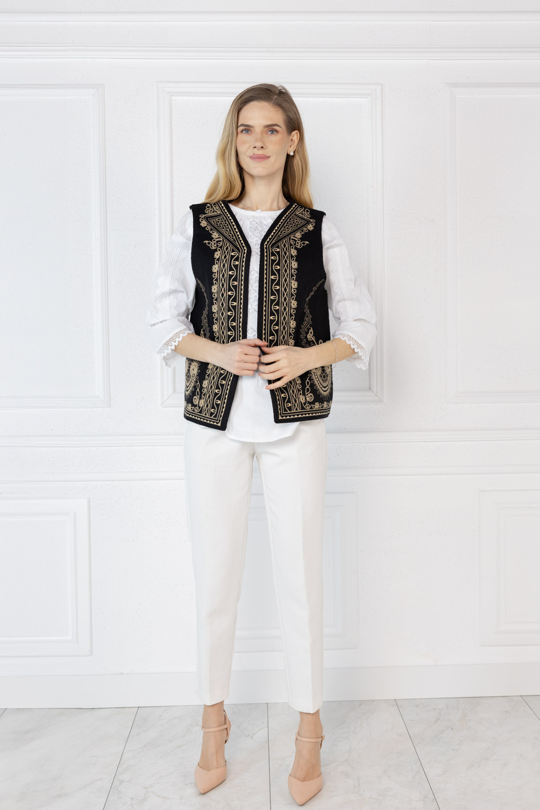 vesta Codrina 4 Vestă in culoarea neagra cu motive traditionale brodate aurii