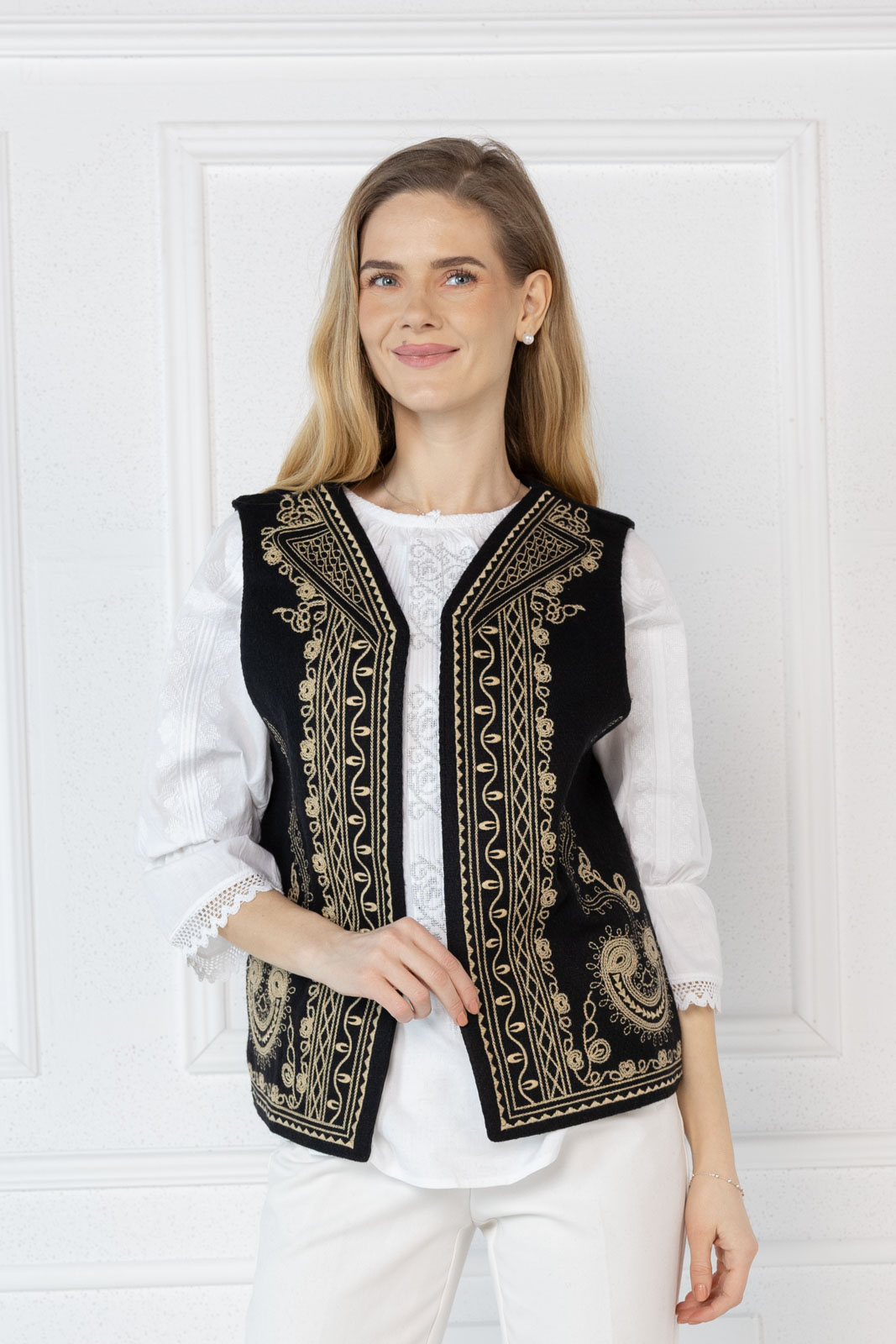 vesta Codrina 5 Vestă in culoarea neagra cu motive traditionale brodate aurii