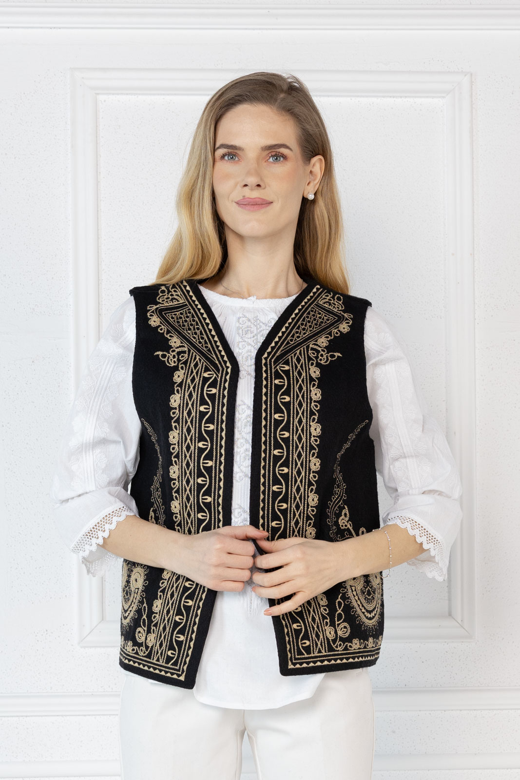 vesta Codrina 6 Vestă in culoarea neagra cu motive traditionale brodate aurii