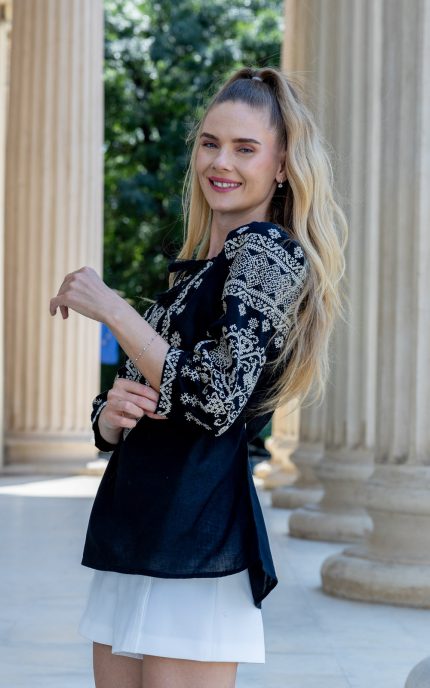 Ie Domnica neagră cu broderie crem – vedere frontală